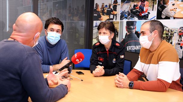 Xabier Madariaja junto con los agentes Conchi Martínez, Iñaki Fernández e Iñaki Viñuela