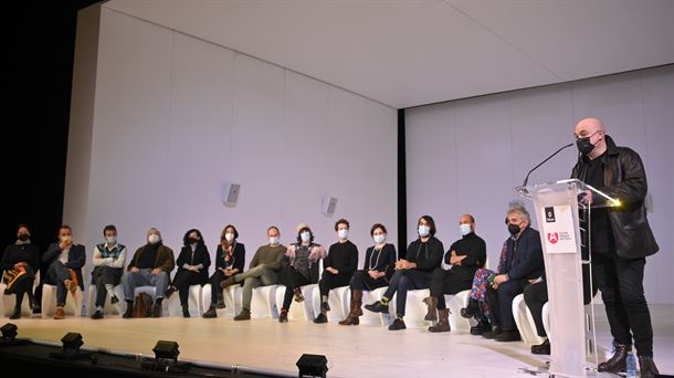 Bieito, Atxaga y varios actores y actrices de la obra. Foto: E. Moreno Esquibel. 