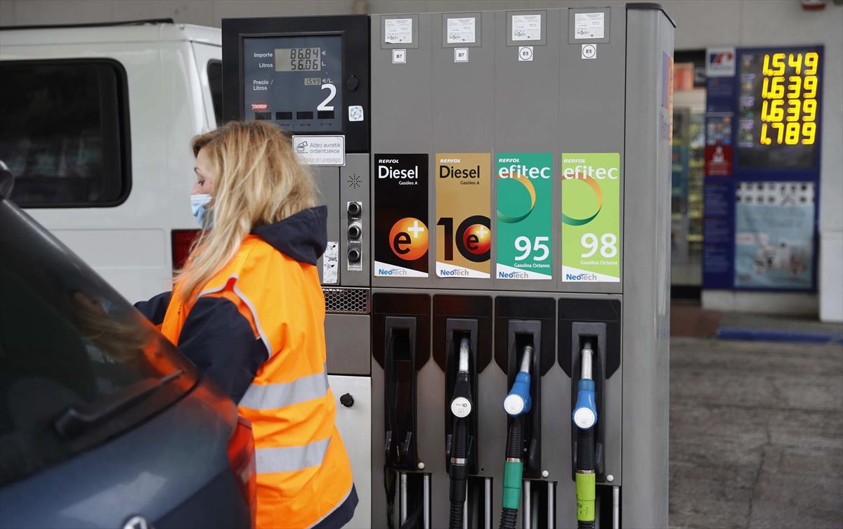 Gobierno defiende mantener la subvención a carburante solo a algunos sectores. Foto: EFE
