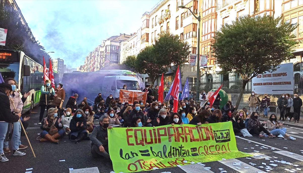 Protesta las trabajadoras de las residencias de Bizkaia en Bilbao. Foto: LAB