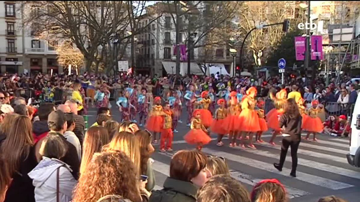 Donostiako desfilea. EITB Mediaren bideo bateik ateratako irudia.