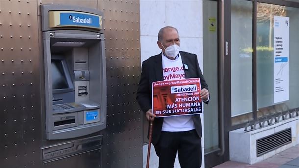 Carlos San Juan, promotor de la campaña ciudadana para una atención más humana en los bancos (EITB)