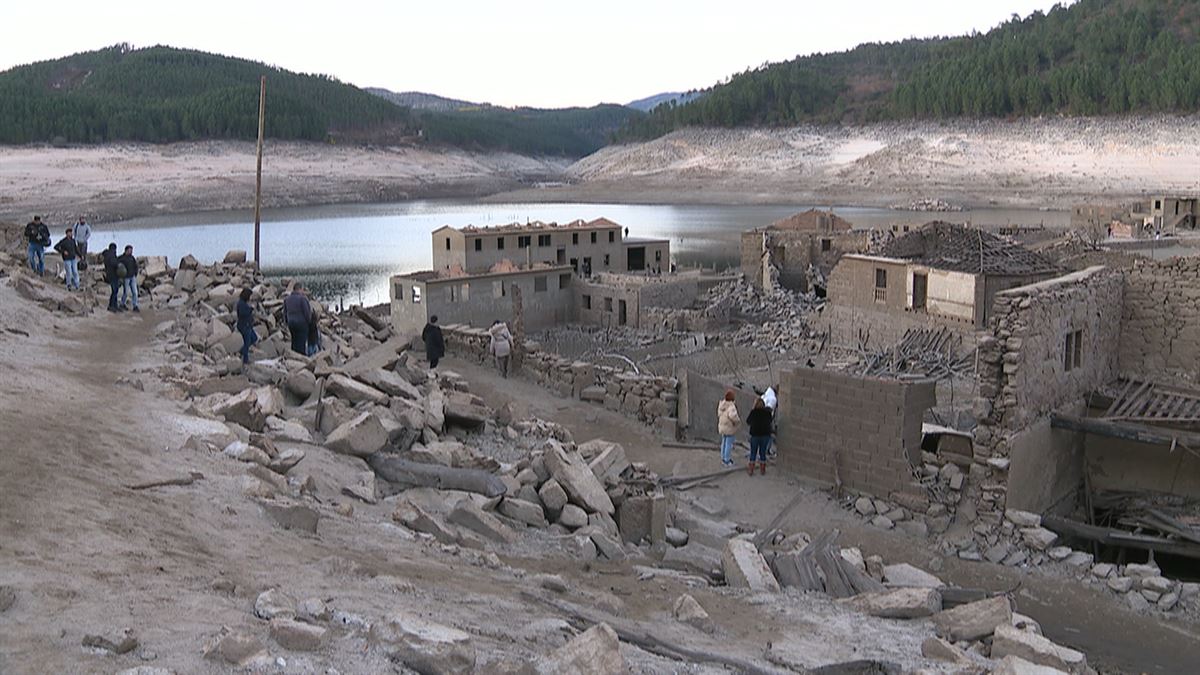 Turistas en Aceredo. Imagen obtenida de un vídeo de Agencias.