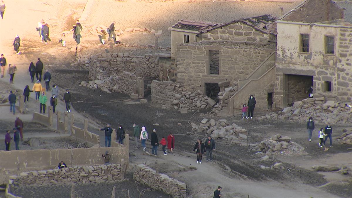 Turistak Aceredon. Agentzietako bideo batetik ateratako irudia.