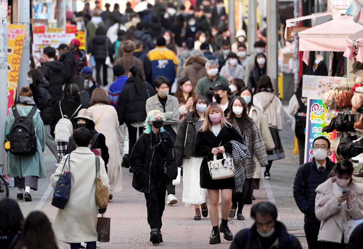 Varias personas pasean por Tokio. 