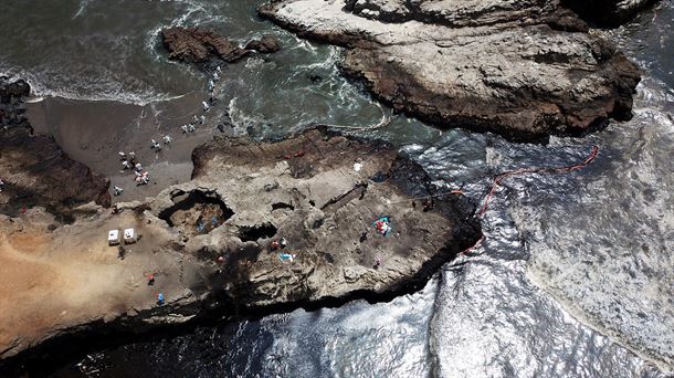 Imágenes del vertido que afecta a la costa de Perú