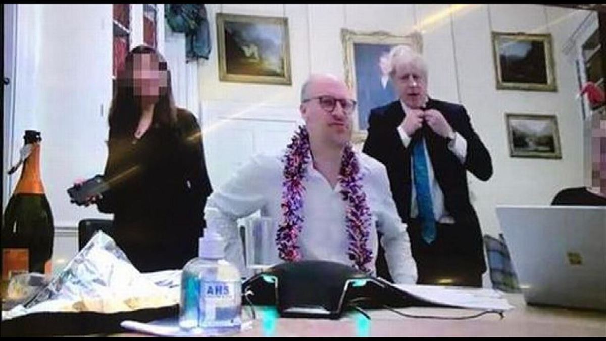 Boris Johnson junto a dos miembros de su equipo durante una fiesta en Downing Street