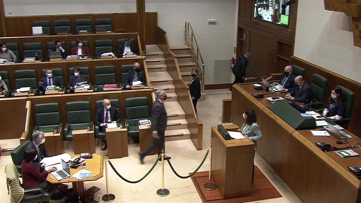 Iñigo Urkullu abandonando su escaño en el Parlamento Vasco