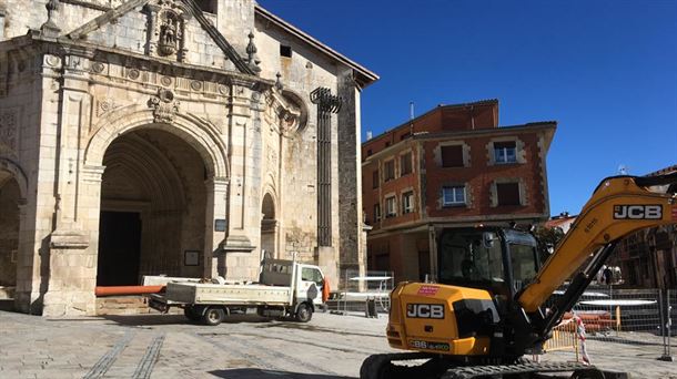 El entorno de la iglesia de San Juan de Agurain renueva su pavimento por otro antideslizante