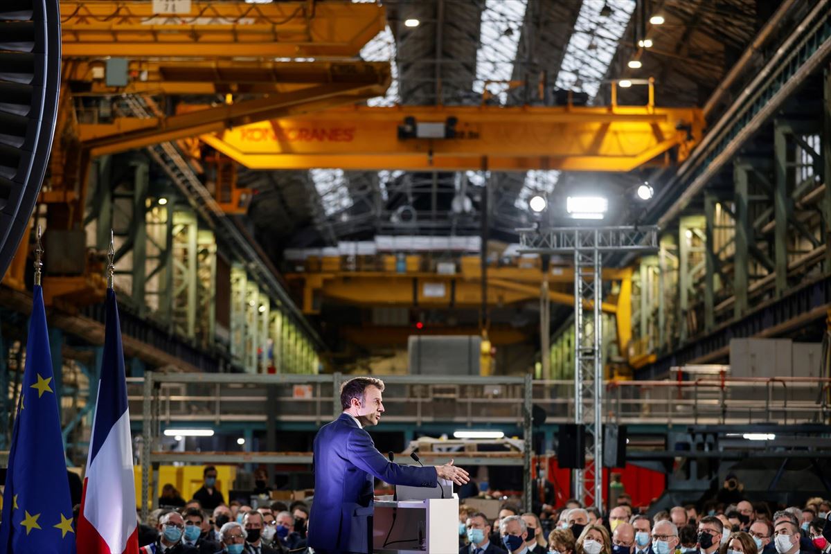 Macron, en su visita a una fábrica de turbinas para centrales. Foto: EFE