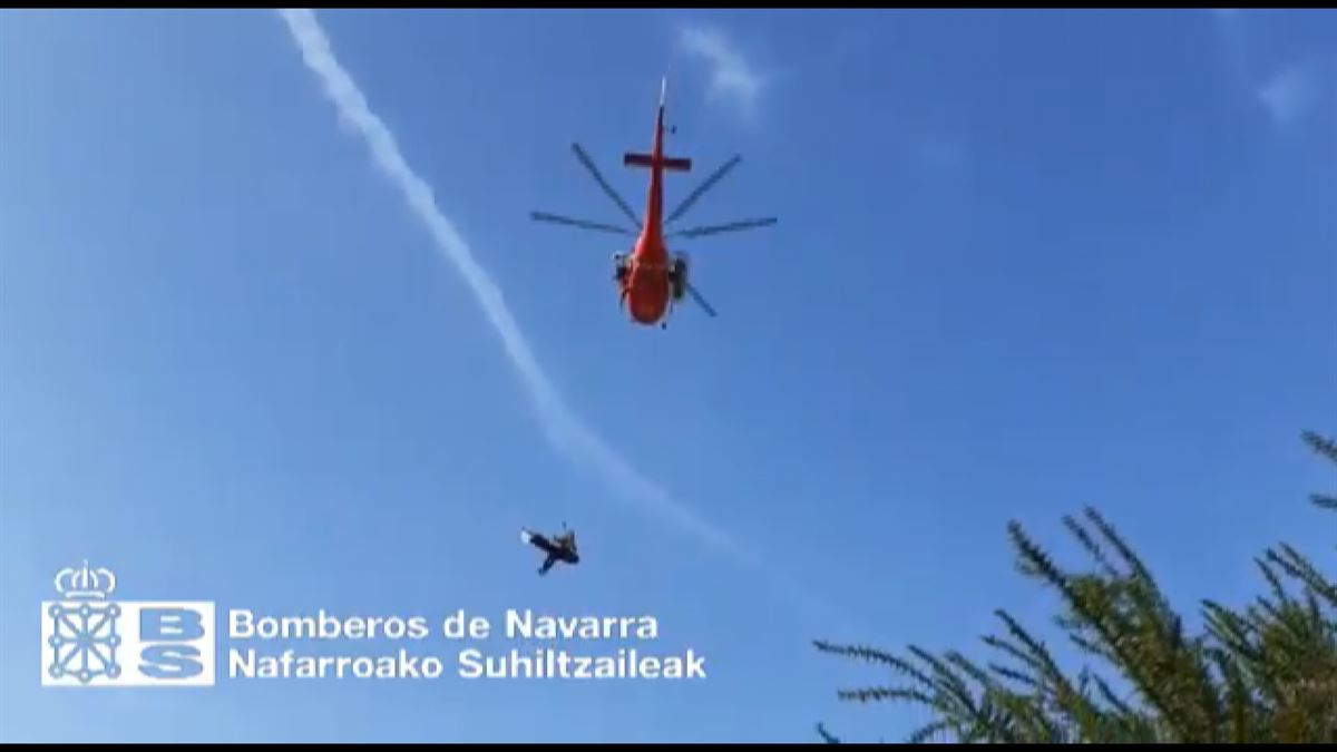 La mujer ha sido rescatada en helicóptero. Imagen obtenida de un vídeo de @bomberos_na.