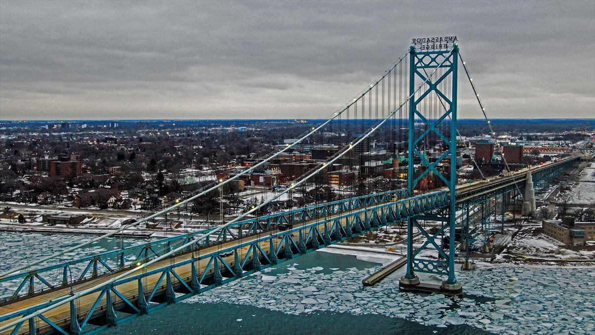El puente Ambassador entre Canadá y Estados Unidos, bloqueado. Foto: EFE