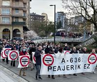 Una manifestación en contra del peaje de Deskarga recorre las calles de Zumarraga y Urretxu 