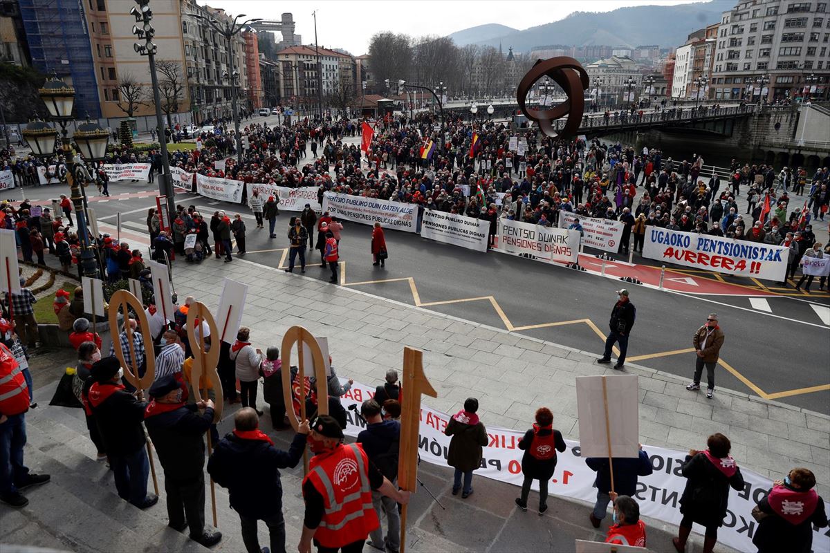 Imagen de archivo de una de las concentraciones de pensionistas frente al Ayuntamiento de Bilbao.