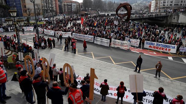 Imagen de archivo de una de las concentraciones de pensionistas frente al Ayuntamiento de Bilbao.