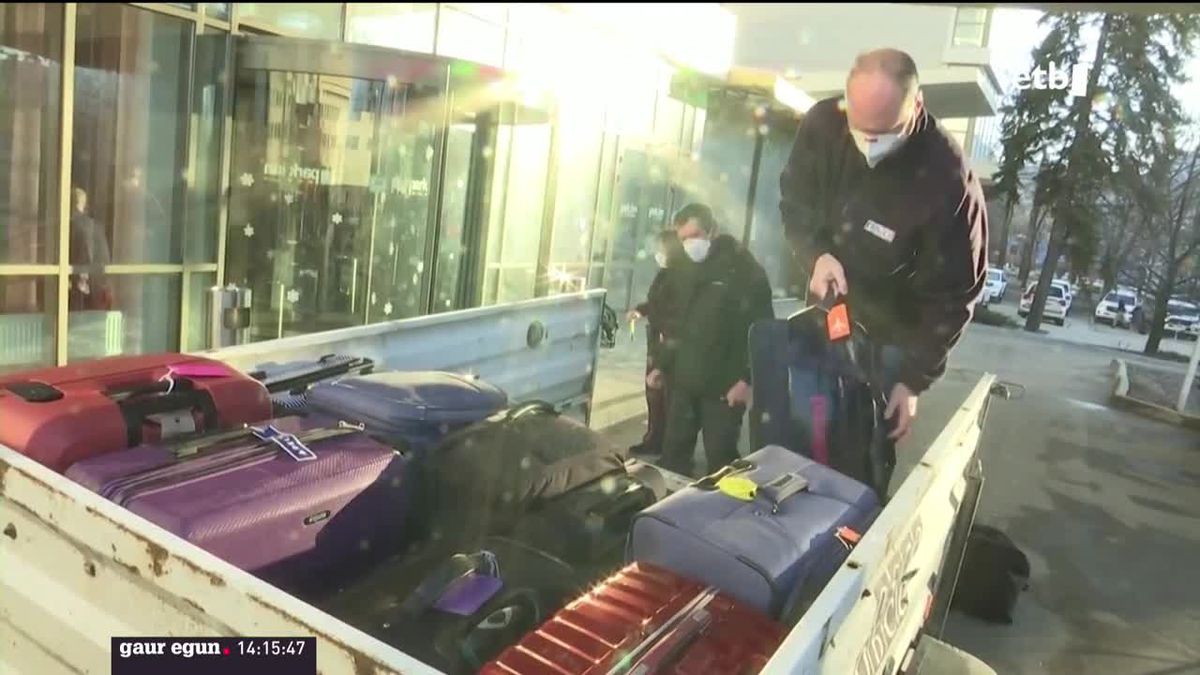 Los diplomáticos continúan saliendo de Ucrania. Imagen obtenida de un vídeo de EITB Media.