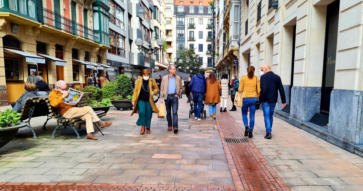 Varias personas paseando por Bilbao. 
