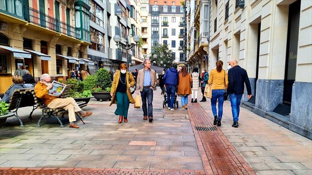 Varias personas paseando por Bilbao. 