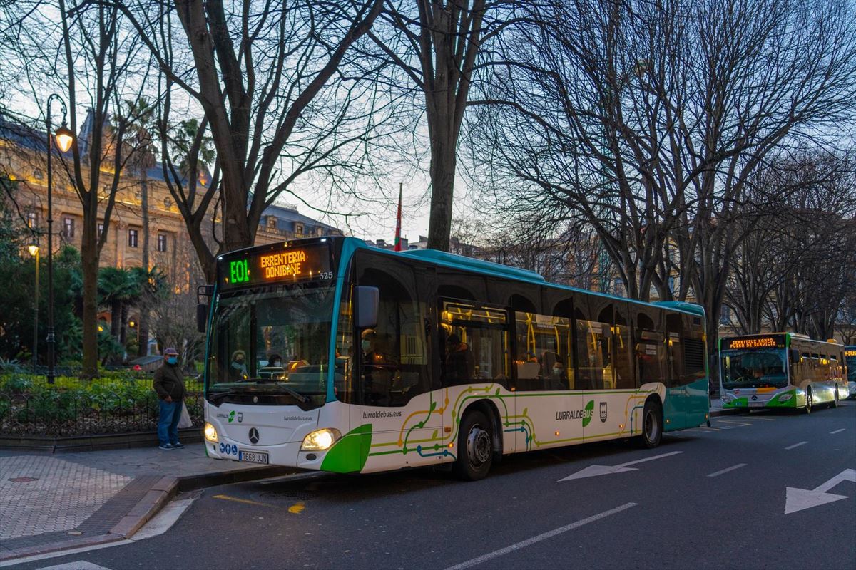 Un autobús nocturno de Lurraldebus. Foto de archivo: EITB Media.