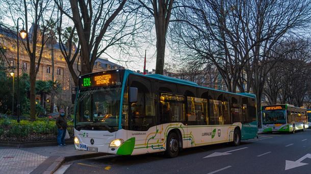 Un autobús nocturno de Lurraldebus. Foto de archivo: EITB Media.