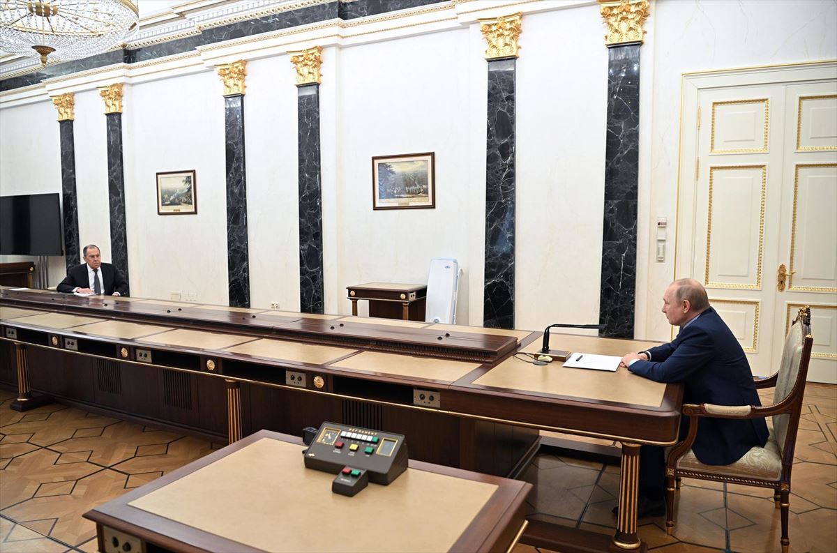 Sergei Lavrov Errusiako Atzerri ministroa Vladimir Putin presidentearekinb bilduta. Argazkia: EFE
