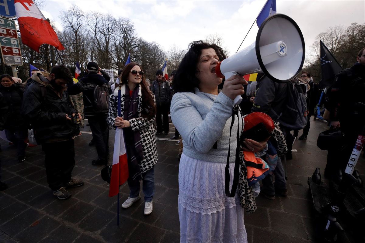 Participantes de la marcha negacionista en Bruselas (Bélgica). Foto: EFE