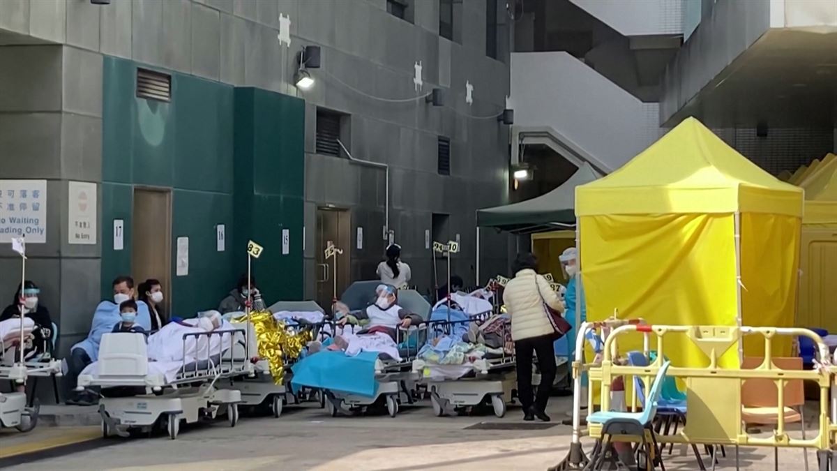 Pacientes atendidos en la calle. Imagen obtenida de un vídeo de Agencias.