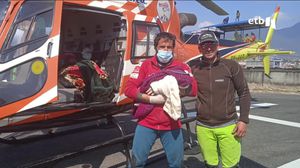 Alex Txikon ejerce de matrona y ayuda a dar a luz a una mujer en su expedición en Nepal