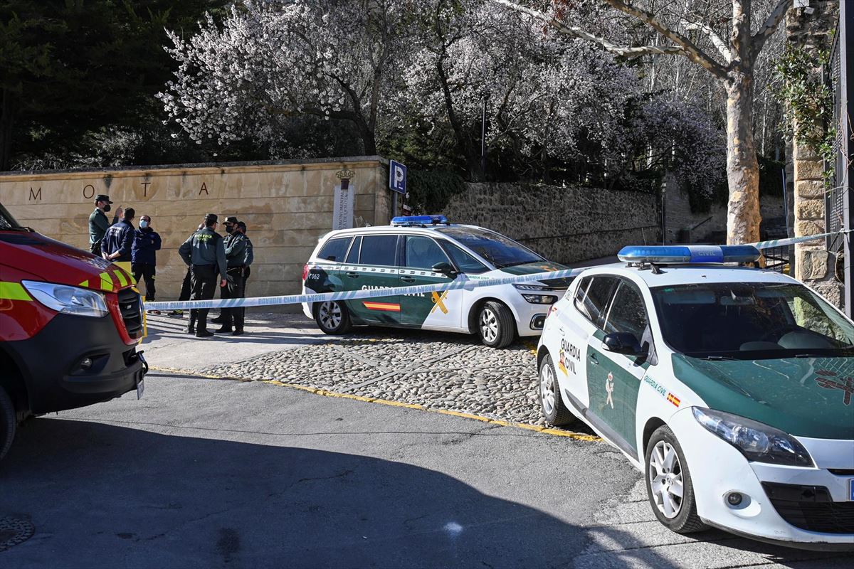 Guardia zibilaren hainbat patruila, hilketaren lekuan. 