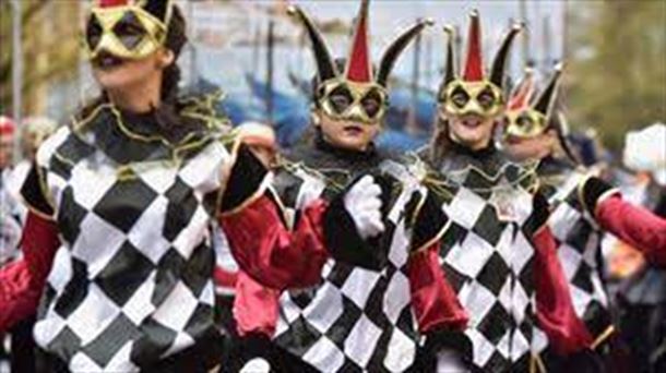 Los antifaces de carnaval sustituyen a las mascarillas de la pandemia