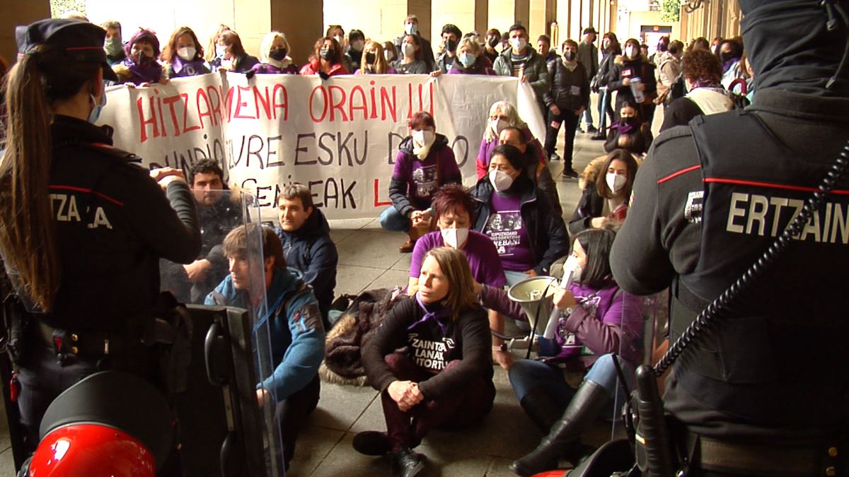 Sentada de las trabajadoras en la Diputación. Imagen obtenida de un vídeo de EITB Media.