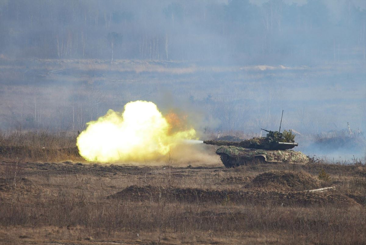 Un tanque dispara cerca de Rivne (Ucrania). Foto: EFE