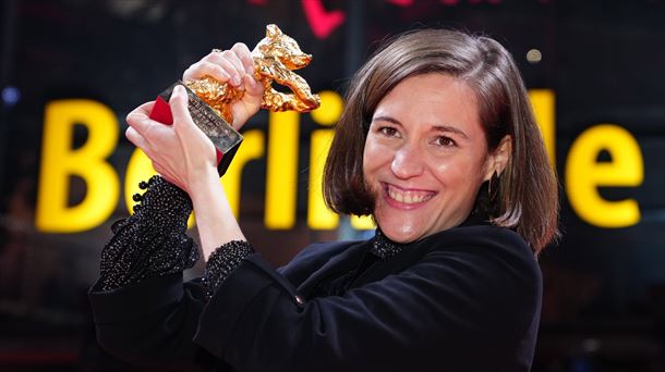 Carla Simón recibe su premio en Berlín. Foto: Efe.