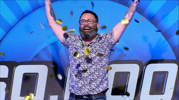 Álex Orbe en el momento de haber ganado el bote de "Atrápame Si Puedes".