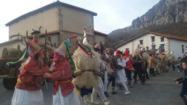 El carnaval rural de Álava resurge de sus cenizas y arranca en Ilarduia, Egino y Andoin