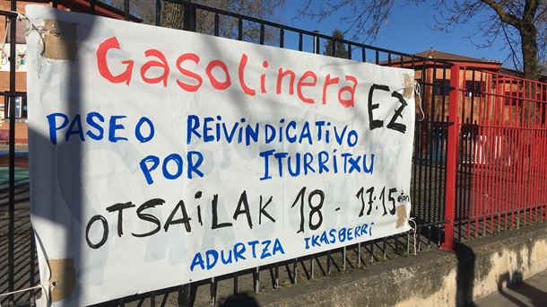 Pancarta contra la gasolinera en Adurtza