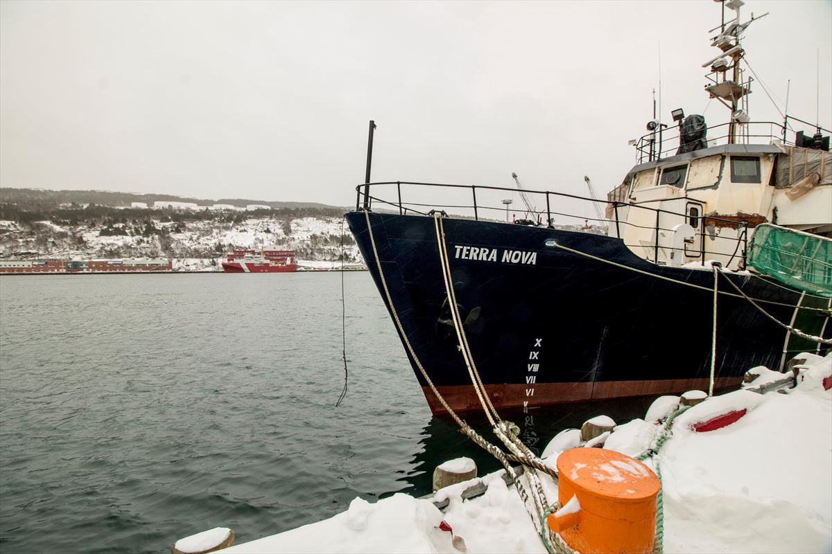 Fotografía de un barco atracado hoy, en el puerto de San Juan de Terranova (Canadá).