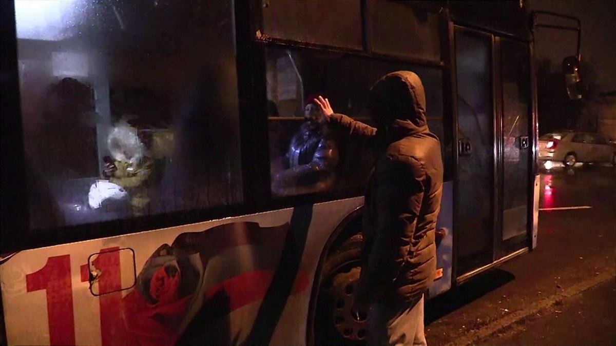 Autobusak Donetsketik (Donbass) Rostovera (Errusia) bidean. Irudia: Reuters albiste agentzia