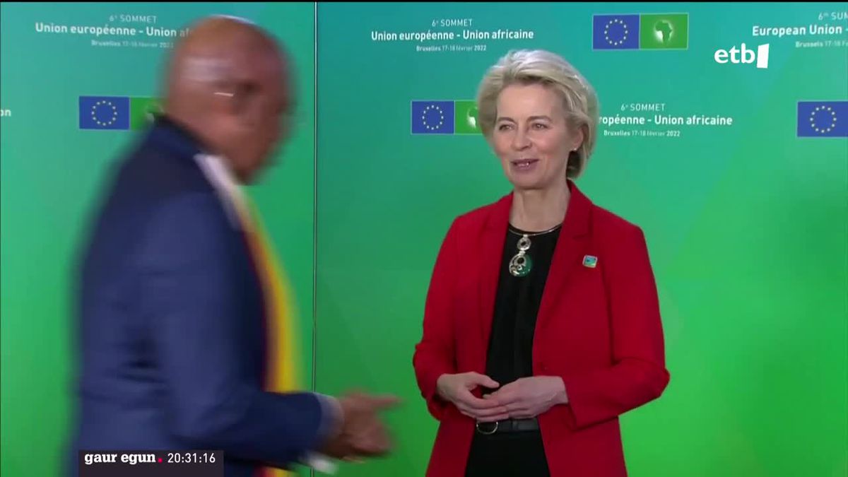 Von der Leyen eta Jeje Odongo. EITB Mediaren bideo batetik ateratako argazkia.