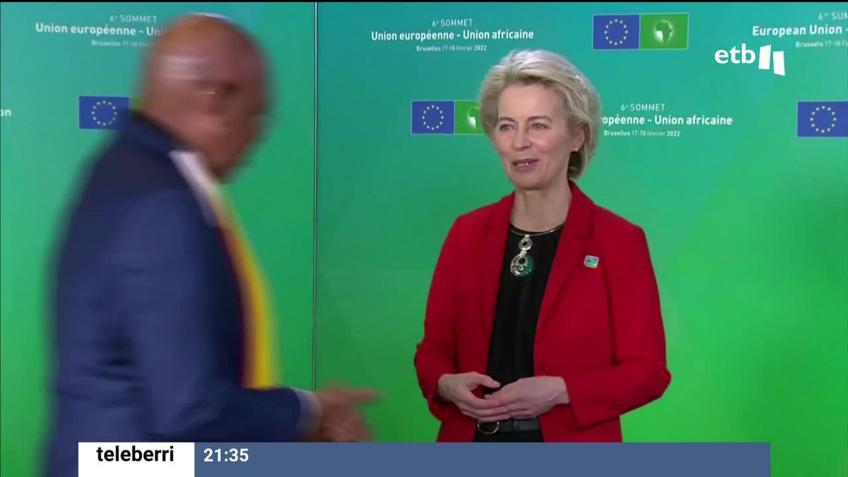 Von der Leyen y Jeje Odongo. Imagen obtenida de un vídeo de EITB Media.