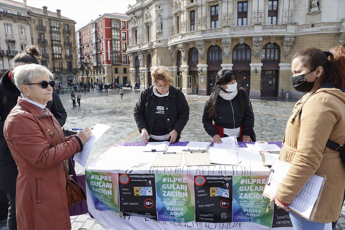 Arriaga Plazan sinadurak jasotzeko ipinitako mahaia. Argazkia: EFE