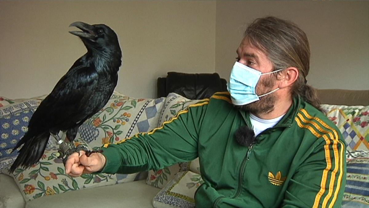 Eduardo y su mascota Paquito. Imagen obtenida de un vídeo de EITB Media.