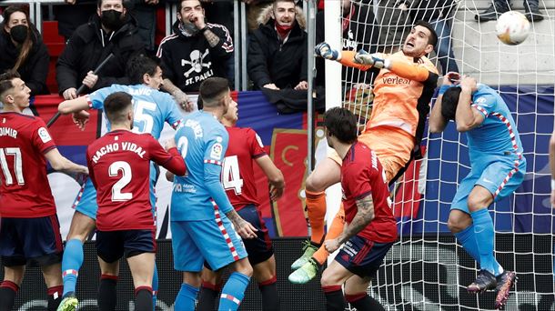 El polémico y determinante gol del Atlético de Madrid a Osasuna,en el que Suárez estorba a Herrera  