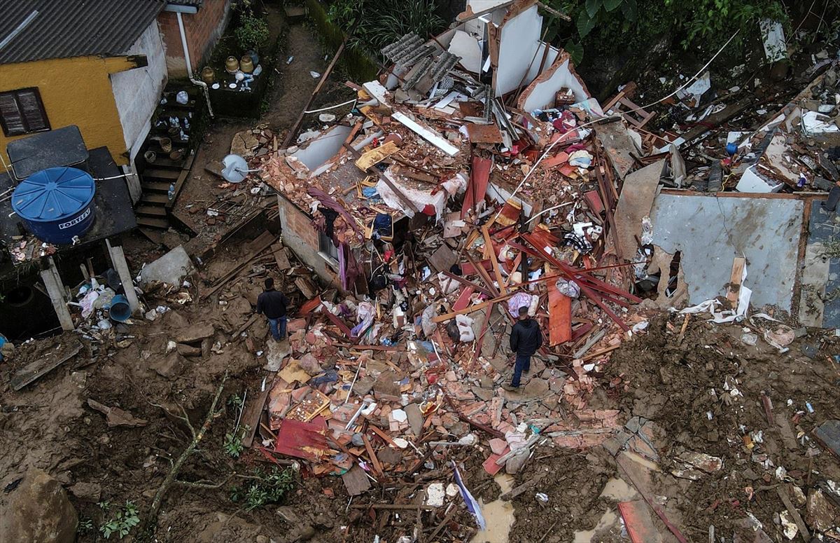 Vivienda destrozada por las fuertes lluvias en Petrópolis. Foto: EFE