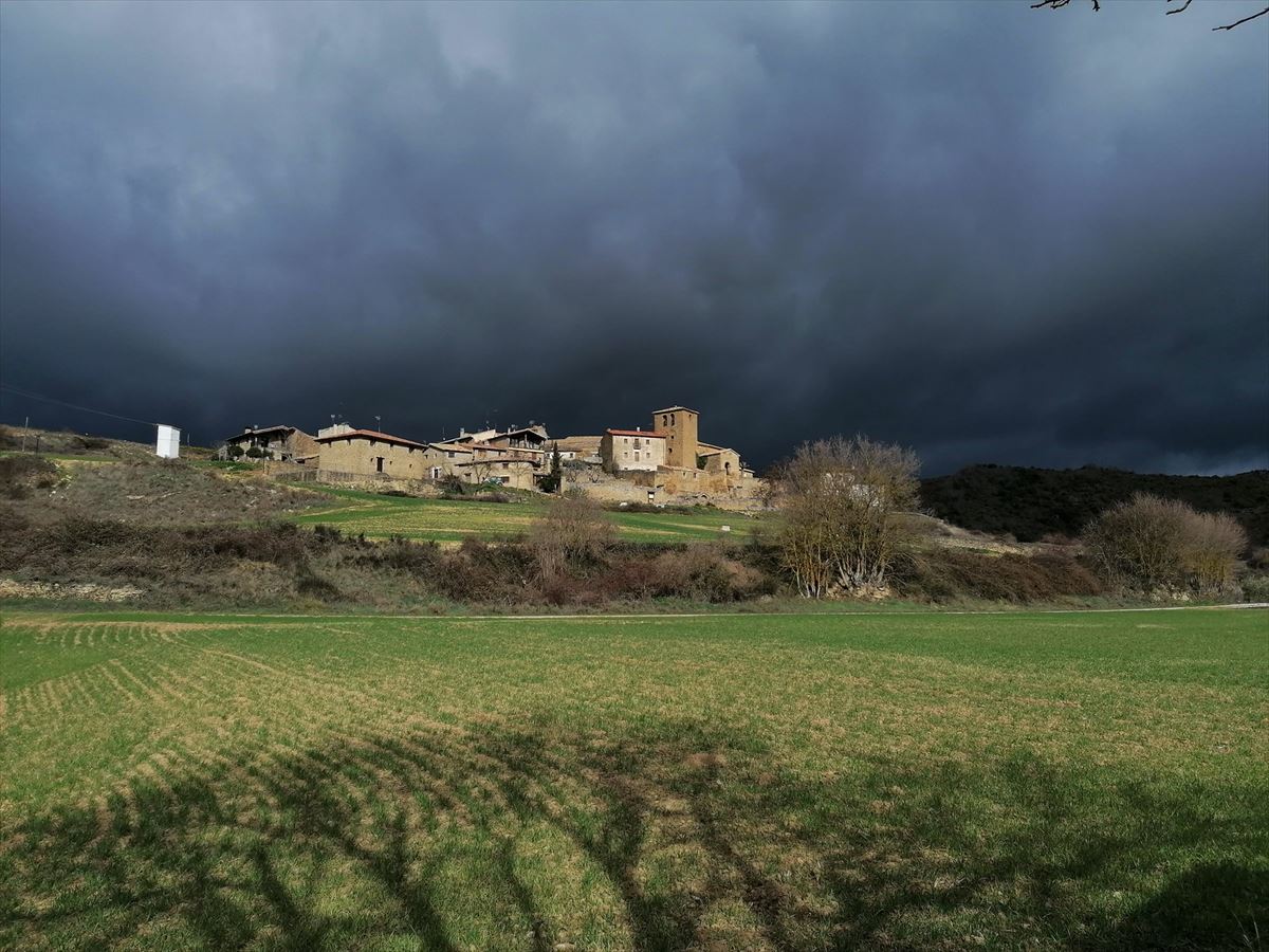 Cielo pesado sobre Artariáin (Navarra). Foto: María Guruziaga Reparaz