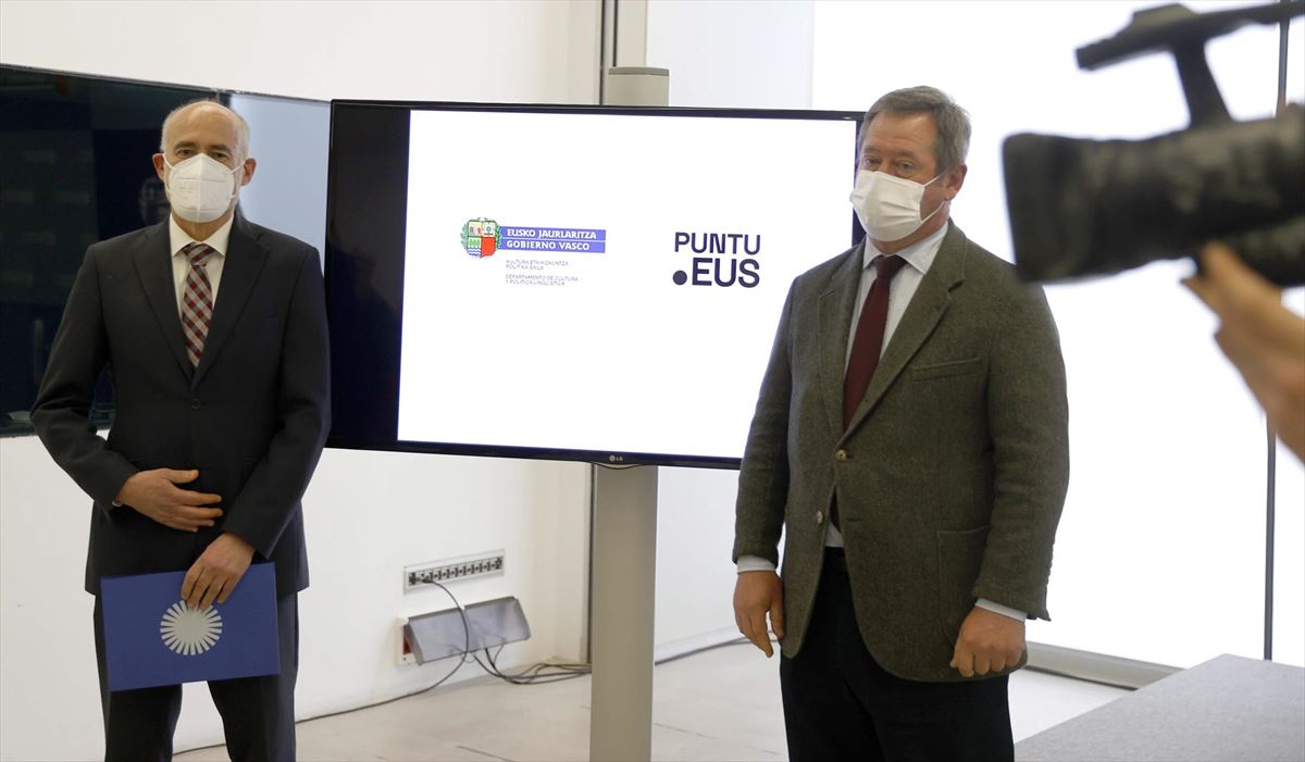 El consejero Bingen Zupiria y el presidente de PuntuEUS, Iñaki Goirizelaia. Foto: EFE