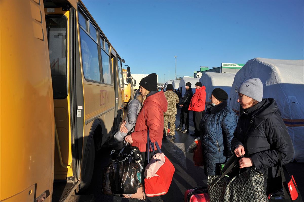 Herritarrak autobusetara igotzen. Argazkia: EFE.