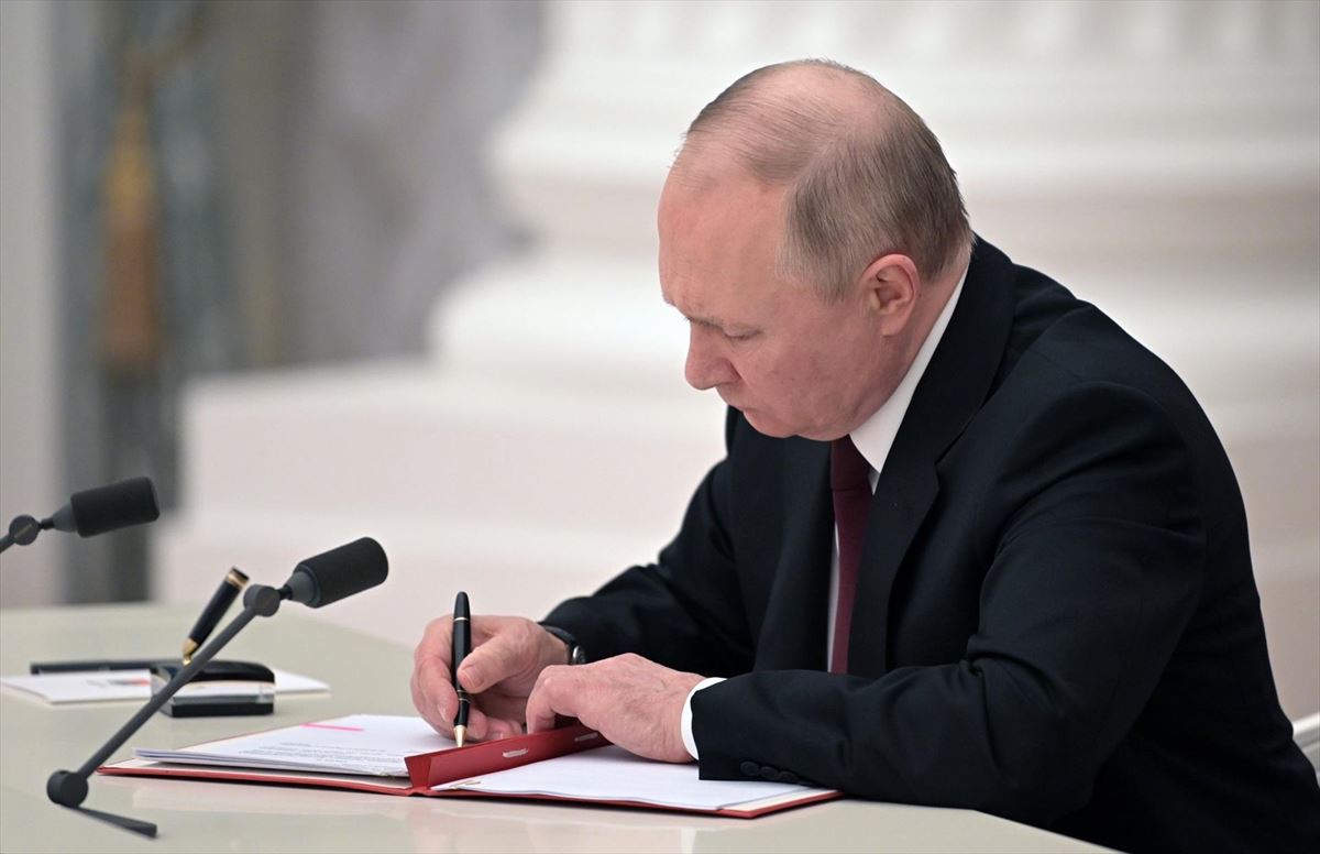 Vladimir Putin, Donetsk eta Luhansk hirien independentzia aitortzen duen adierazpena sinatzen. EFE