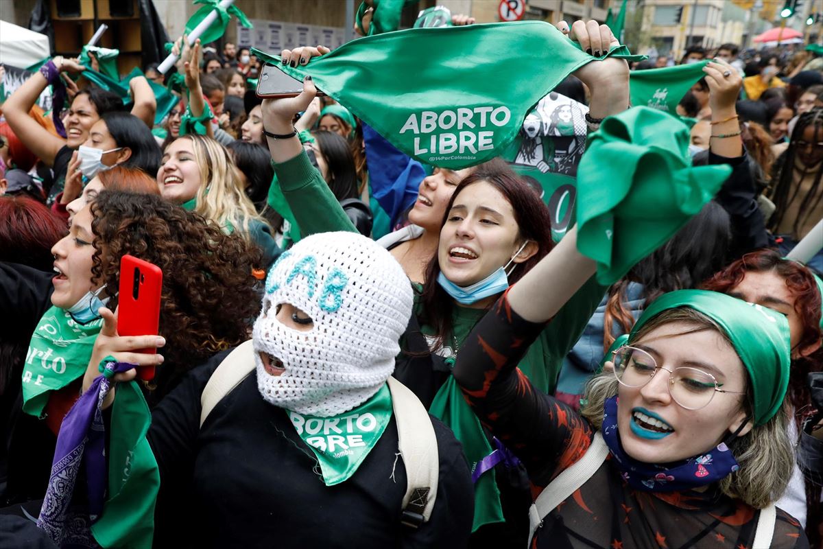 Mujeres celebran la despenalización del aborto. Foto: EFE.