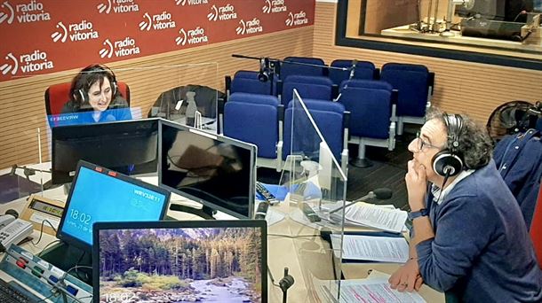 Susana Sucunza y Jesús María García Herreros en directo desde el estudio central de Radio Vitoria